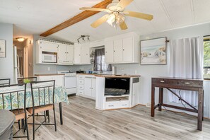 Living Room | Flat-Screen TV | Central Heating & A/C | Free WiFi