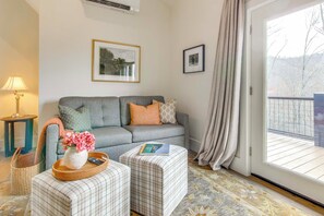 Studio | Central A/C | Free WiFi | Full Sleeper Sofa