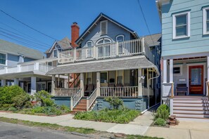 Property Exterior | Free Street Parking