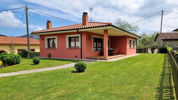 Property building,Garden,Balcony/Terrace,Floor plan,Garden view