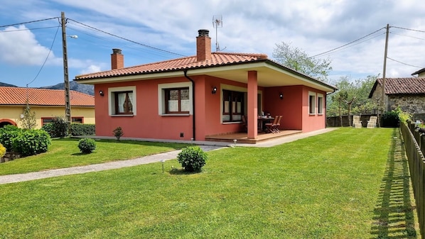 Property building,Garden,Balcony/Terrace,Floor plan,Garden view