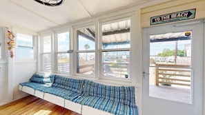 Enclosed front porch w/mini fridge