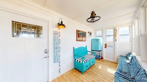 Enclosed front porch w/mini fridge