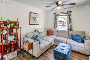 Living Room | Full Sleeper Sofa | Smart TV | Central Air Conditioning/Heat