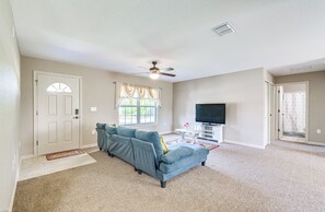 Living Room | Central A/C & Heating | Free WiFi | Smart TV w/ Cable