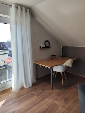 Ferienwohnung 1-4 Pers., 70 m²-Schreibtisch im Wohnbereich