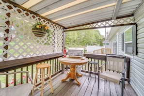 Deck | Outdoor Seating | Gas Grill