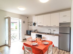 Meubles, Appartement, Chaise, Tache De Bois, Peindre, Table Cuisine Et Salle A Manger, Cuisine, Comptoir, Principaux Appliance