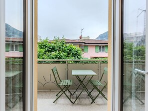 Balcon, Chaise, Plante D'Appartement, Tache De Bois, Porche, Eco HĂŽtel, Mobilier De Jardin, Table Cuisine Et Salle A Manger, Tableau De Plein Air, Accueil Porte