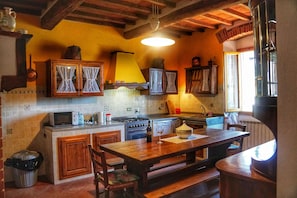 Möbel, Interior Design, Flooring, Küche, Holz, Fussboden, Decke, Cabinetry, Zimmer, Tabelle