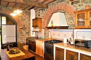 Küche, Möbel, Interior Design, Wand, Flooring, Holz, Küchengerät, Decke, Herd, Countertop