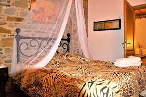 Möbel, Bett, Schlafzimmer, Interior Design, Bedding, Bettdecke, Fussboden, Linens, Textil, Beleuchtung