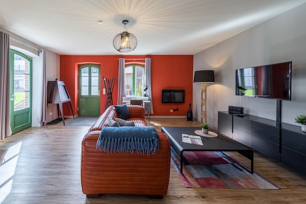 Ferienwohnung Müritzperle Blick ins Wohnzimmer mit roter Couch