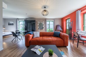 Ferienwohnung Müritzperle moderne bequeme Couch in rot