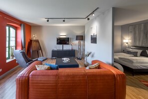 Ferienwohnung Schwalbenblick rotes Sofa und TV