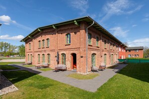 Ferienwohnung Schwalbenblick Außenansicht des Gebäudes im Sonnenschein