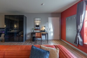 Ferienwohnung Schwalbenblick Schreibtisch, Kleiderschrank und Eingangsbereich
