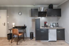 Ferienwohnung Wellenklang Küchenzeile mit Esstisch
