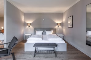Ferienwohnung Wellenklang großes Doppelbett mit Wandbeleuchtung
