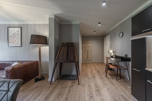 Ferienwohnung Wellenklang Eingangsbereich mit Garderobe und Schreibtisch