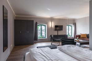 Ferienwohnung Wellenklang Ausblick vom Bett in den Raum hinein zum Kleiderschrank