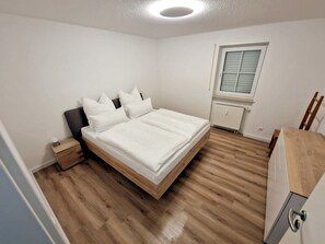 Schlafzimmer inkl. Kommode, Kofferständer und Kleiderstuhl
