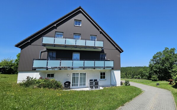 Außenansicht mit Sonnenterrasse und Grill