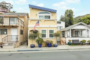 232 Claressa – Front of House
