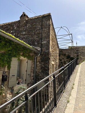 Accès to the house from the château slope