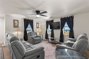 HIBX02: White Heron | Bottom Level Living Area