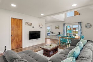 HIAV06: Goodnight Moon | Mid Level Living Area