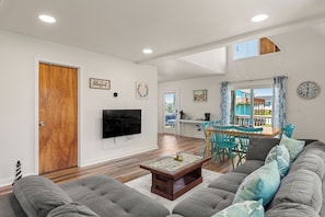 HIAV06: Goodnight Moon | Mid Level Living Area