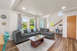 HIAV06: Goodnight Moon | Mid Level Living Area