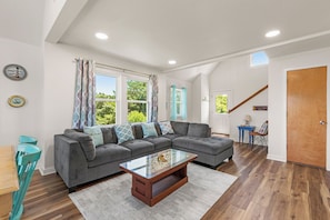 HIAV06: Goodnight Moon | Mid Level Living Area