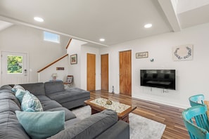 HIAV06: Goodnight Moon | Mid Level Living Area