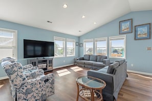 CH130: Teach na Mara | Top Level Living Area