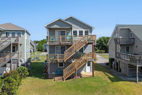 CH130: Teach na Mara | Back Exterior