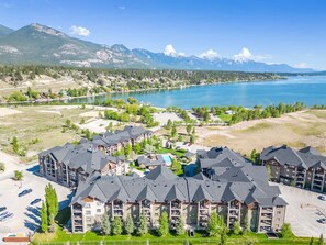 Exterior oif Lake Windermere Pointe, just a 2-minute walk to James Chabot Beach.