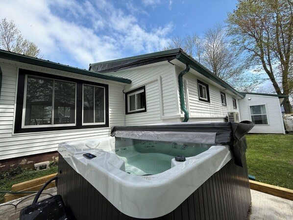Outdoor spa tub