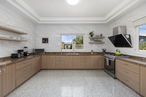 Cozy 3BR2A Home in Central Location w/Private Pool (27810)