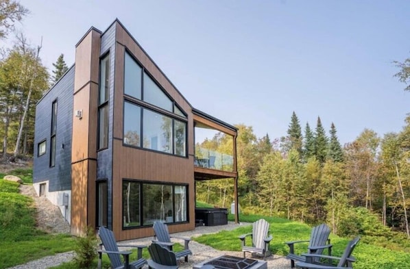 Contemporary design in the woods