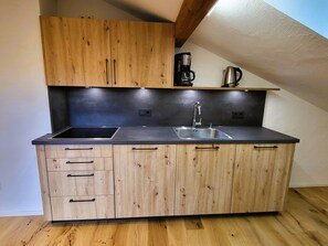 Ferienwohnung Bergblick 45 qm f. 1-2 Personen, ruhige zentrale Lage.-Küchenzeile