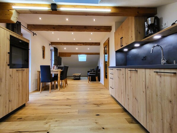 Ferienwohnung Bergblick 45 qm f. 1-2 Personen, ruhige zentrale Lage.-großräumige WohnKüche mit Balkon