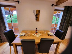 Ferienwohnung Bergblick 45 qm f. 1-2 Personen, ruhige zentrale Lage.-Eßgruppe mit Tisch und 4 Stühle