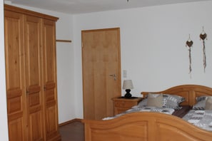 Nr 5 Doppelzimmer - 1-2 Personen, Dusche/WC-geräumiger Schrank