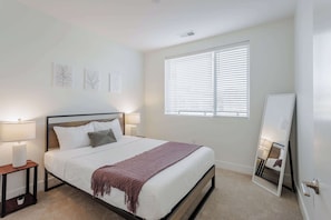 Bedroom 1 - Queen Bed