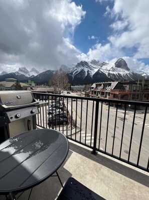Expansive deck with BBQ and panoramic views