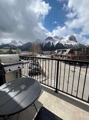 Expansive deck with BBQ and panoramic views