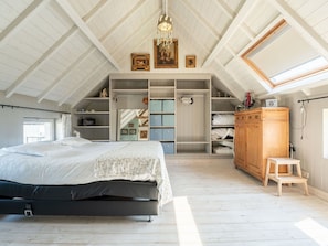 Möbel, Interior Design, Flooring, Holz, Decke, Fussboden, Schlafzimmer, Zimmer, Bett, Beleuchtung