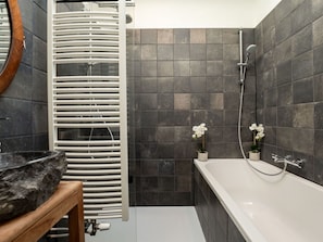Flooring, Wand, Armatur, Fussboden, Interior Design, Badezimmer, Zapfhahn, Installation, Fliese, Toilette